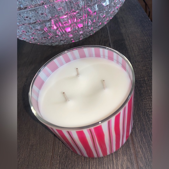 Snowy Peach Berry 3 Wick Candle Bath and Body Works - Picture 6 of 7